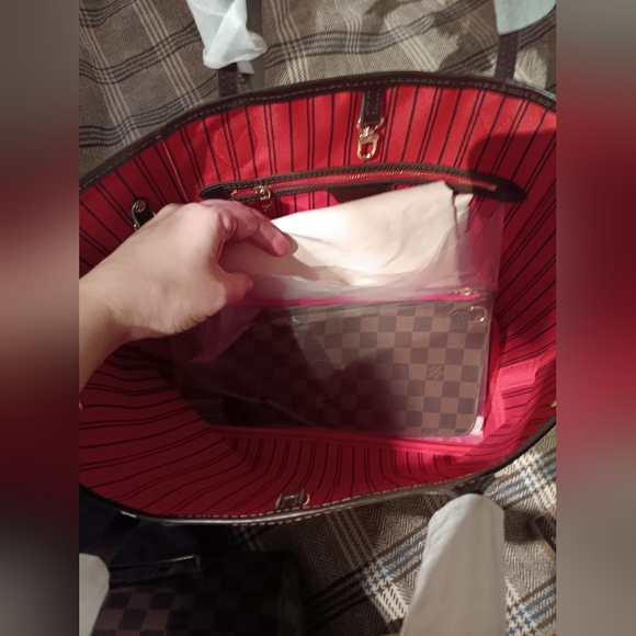 No Name Brand Tote And Wristlet. - Picture 2 of 2